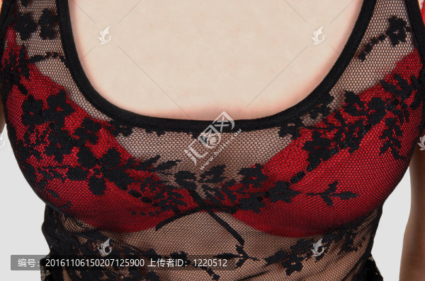 女孩的胸部。