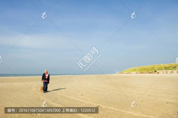 老人和他的狗在海灘上