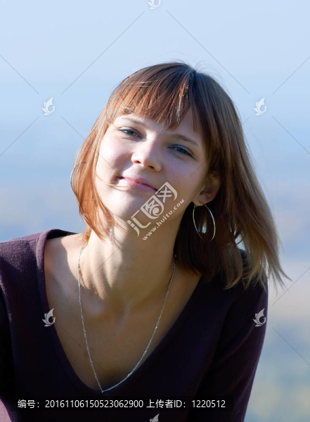 女孩，反對(duì)秋天的藍(lán)天