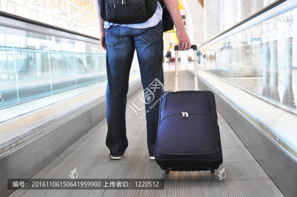 在電動人行道包旅行