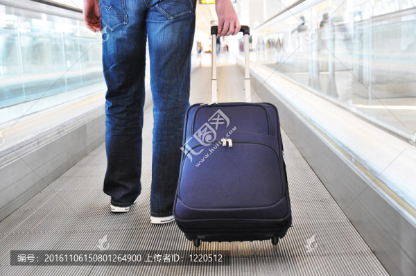 在電動人行道手提箱旅行