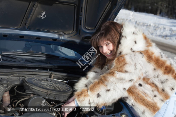 試圖修理汽車的女人