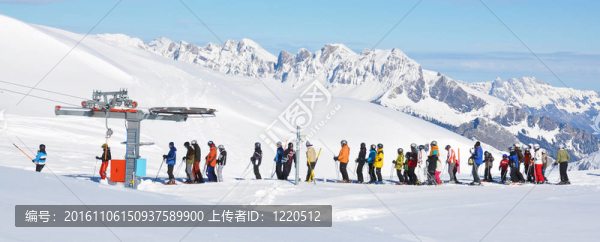 在滑雪纜車上排隊