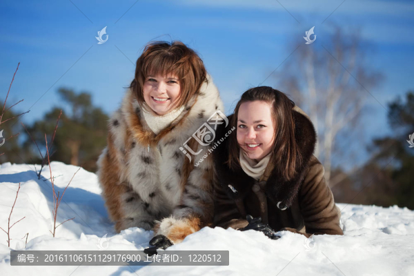 冬天躺在雪地上的女人