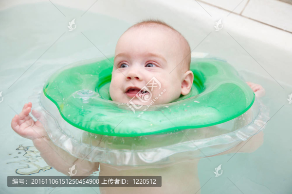 嬰兒在浴缸里游泳