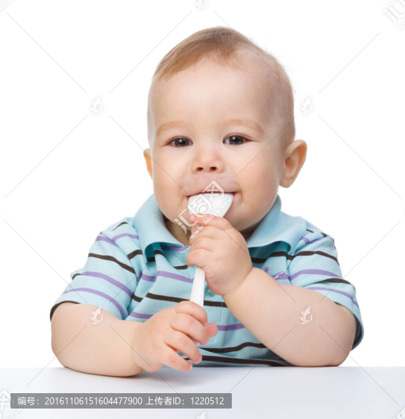 可愛(ài)的小男孩是咬勺子