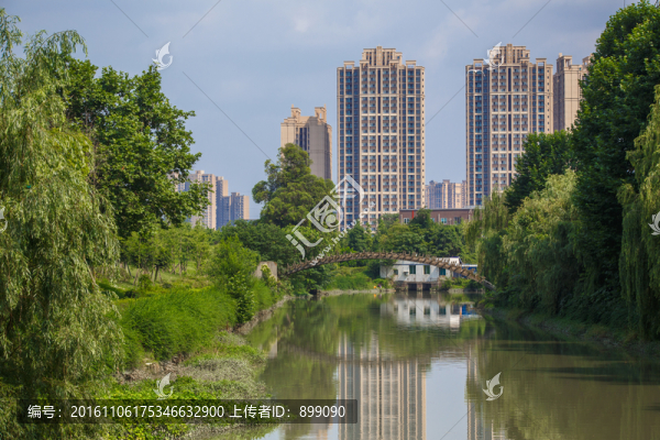 河流,樹林,高樓