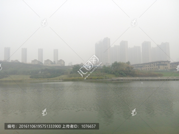 霧霾下的湖畔