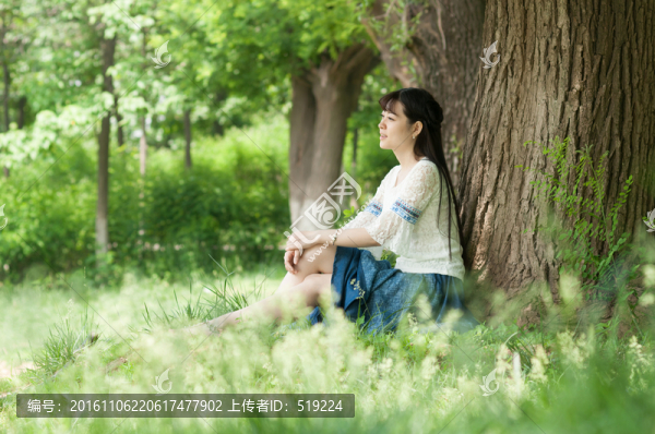 樹下的女孩