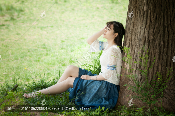 樹下的女孩