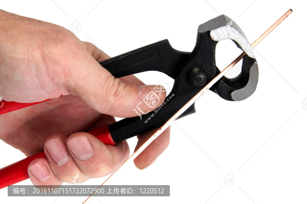 男人的手不停的鉗工工具；孤立在白色背景