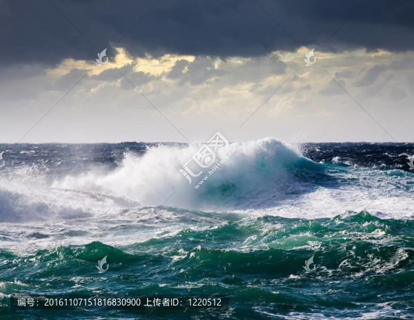 風暴中的海浪