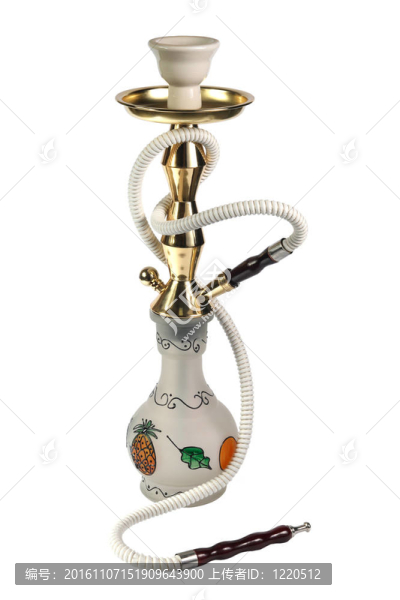 在白色背景的水煙
