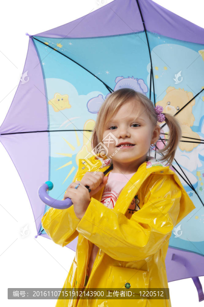 穿黃色夾克的小女孩帶著雨傘