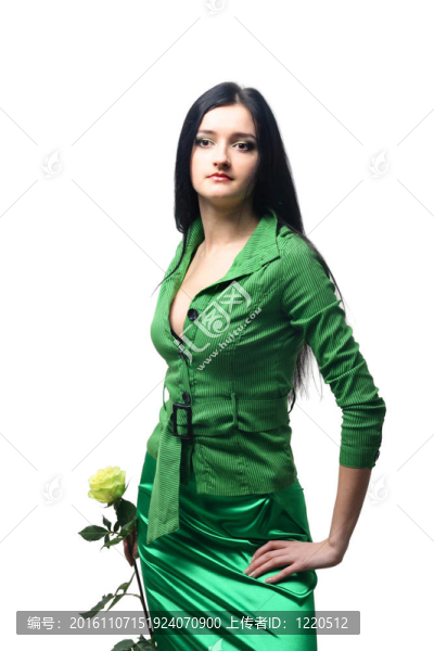 年輕漂亮的女孩在綠色與黃玫瑰