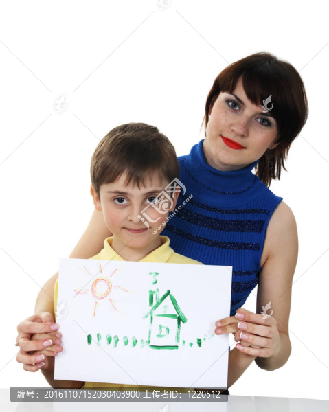 小男孩和一個帶彩色鉛筆的女孩