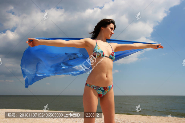 美麗的少女在一個海洋的背景