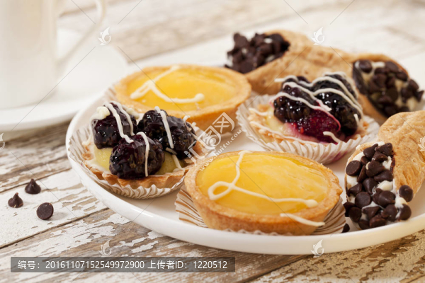 水果小餡餅和咖啡