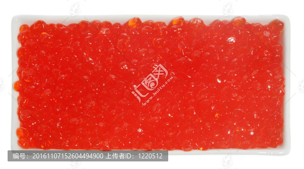 在一個白色的板紅魚子醬
