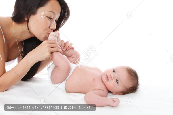 媽媽親吻嬰兒腳趾