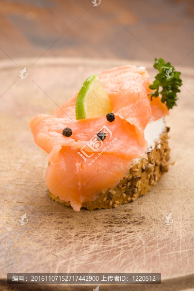 奶油面包片奶油和腌熏三文魚