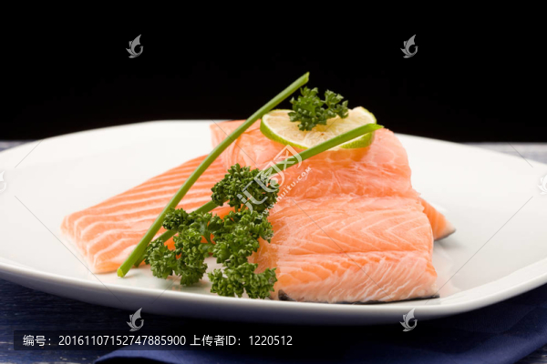 三文魚魚片配萊姆
