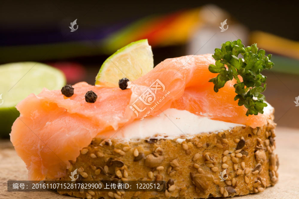 奶油面包片奶油和腌熏三文魚