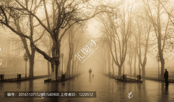 霧巷與人。舊黃風(fēng)格照片。
