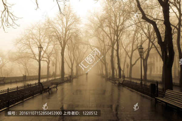 霧巷與人。舊黃風(fēng)格照片。