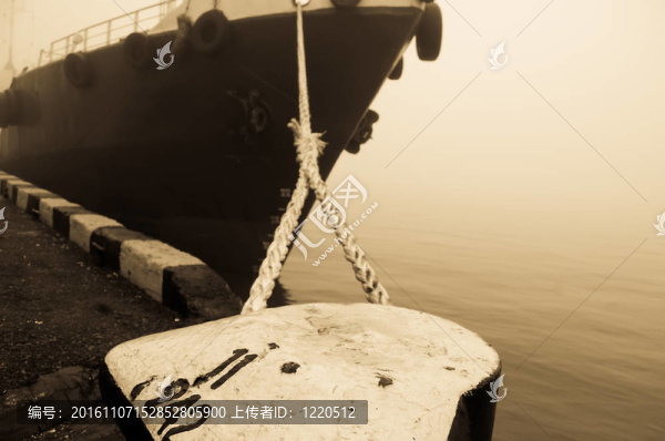 霧時海上港口舊船。舊圖像風(fēng)格照片。