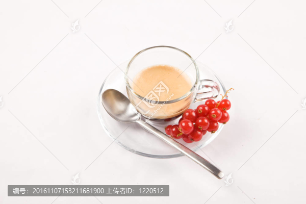 在白色背景上的栗意大利濃咖啡咖啡