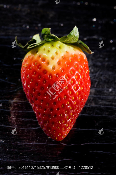 在黑色的玻璃桌那兒Red,Strawberry
