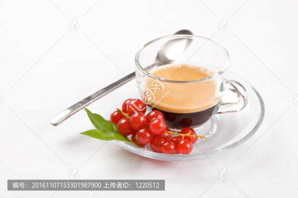 在白色背景上的栗意大利濃咖啡咖啡