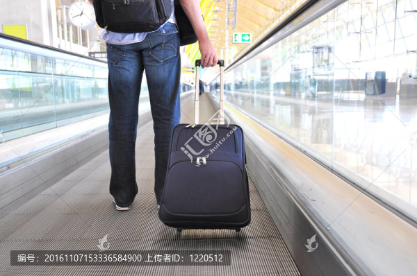 在電動人行道包旅行