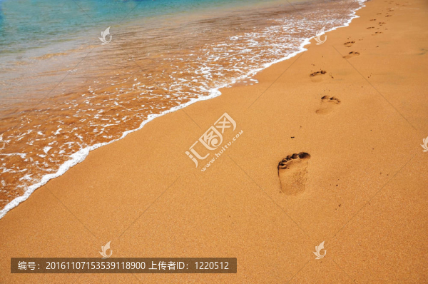 在沙灘上的腳印
