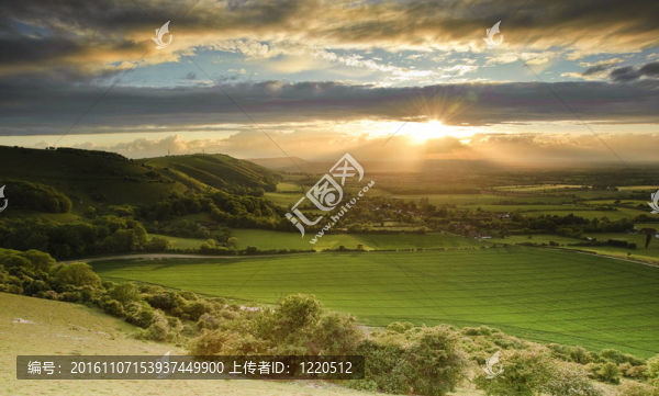 驚人的夏季日落鄉(xiāng)村懸崖景觀