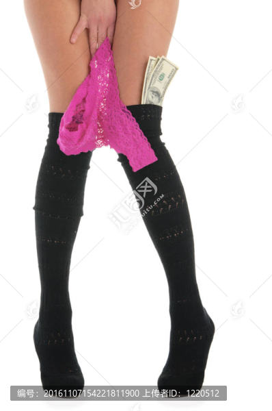 女性腿部與內(nèi)褲和錢