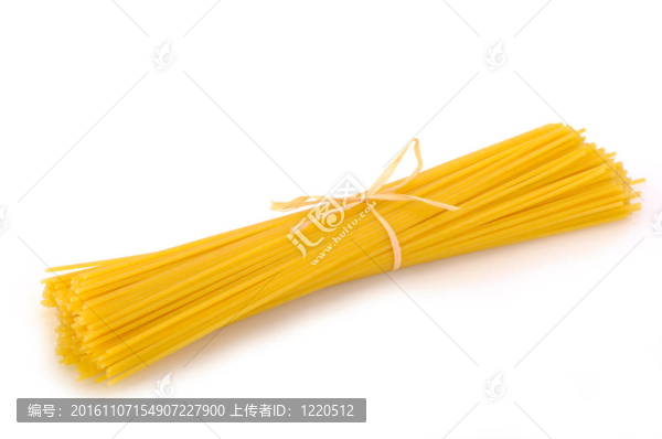 面食（意大利面）全粒白色背景與復(fù)制空間