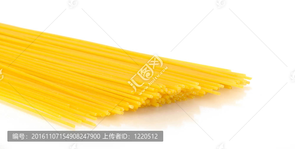面食（意大利面）全粒白色背景與復(fù)制空間