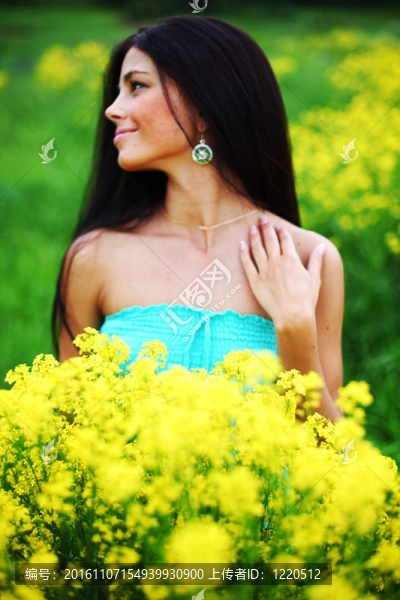 油菜上的女人