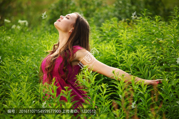 綠色草地上的女人