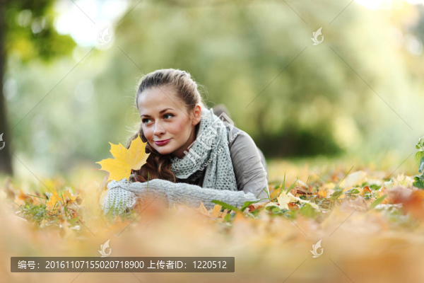 秋葉中的女人肖像
