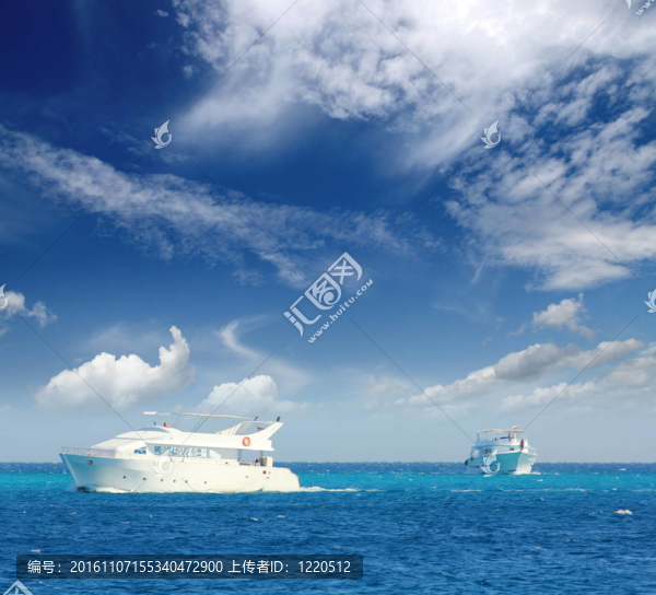 白色的船航行在綠綠的海上