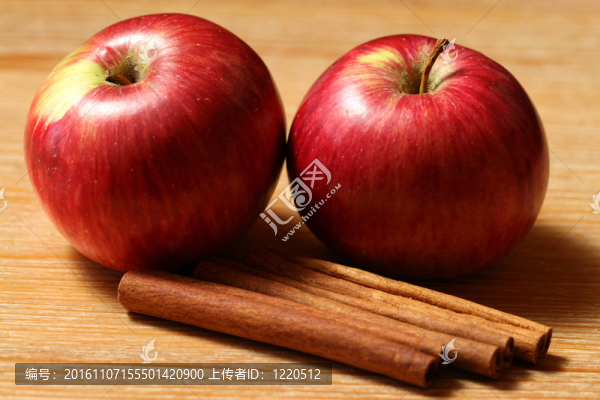 兩個蘋果和肉桂