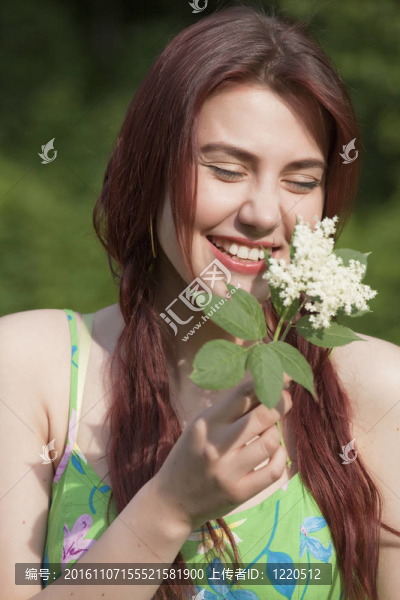 笑的年輕女子與花
