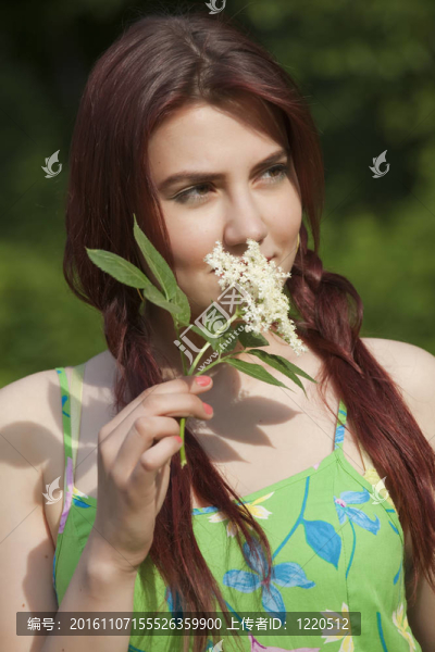 帶花的年輕女人