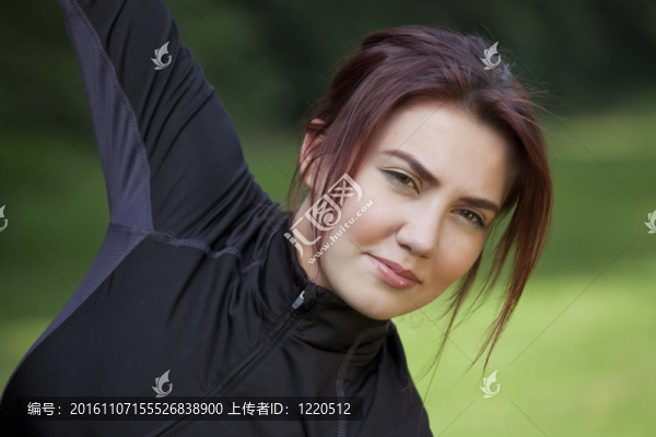 健身女子做伸展運(yùn)動