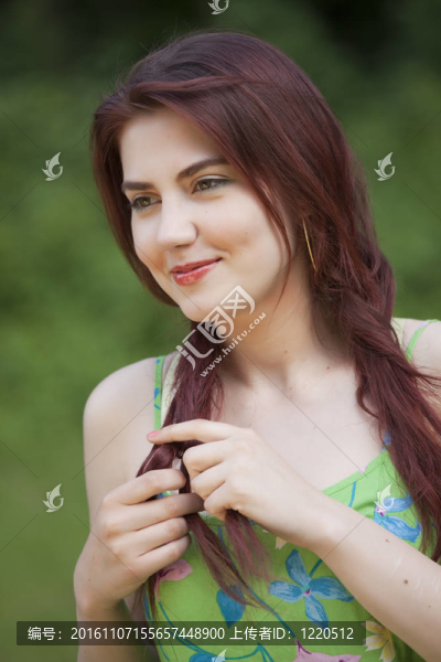年輕女子戶外