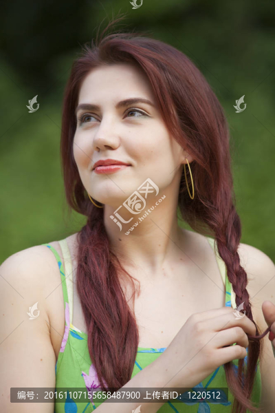 穿夏天衣服的女人