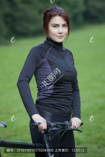 騎自行車的健身女人